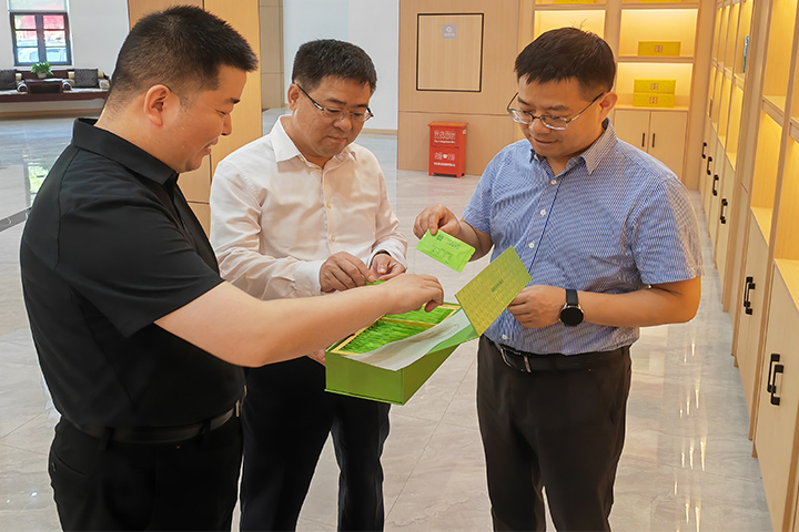 凯发市政府副市长靳宏强到湖北萧氏茶业调研